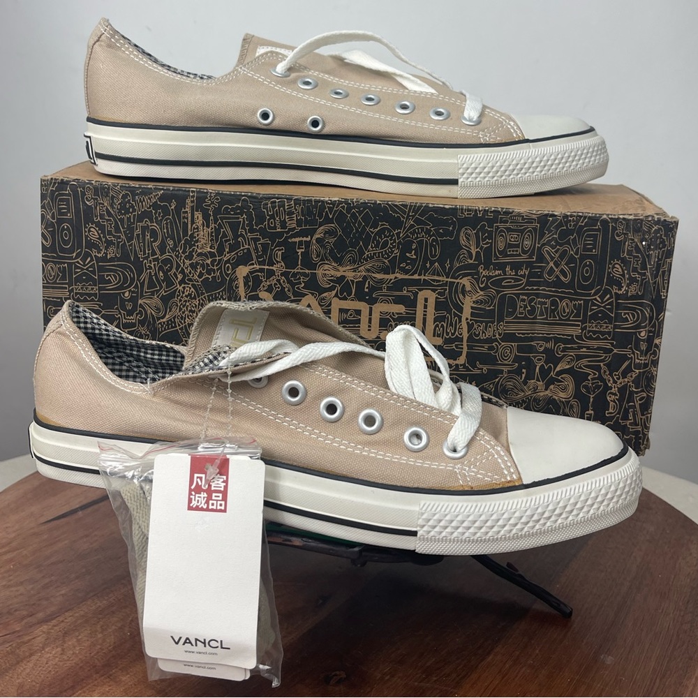 Vancl sneakers in natural Men’s size 10.